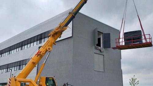 CT-Anlage wird mit Kran in TZQ gehoben